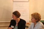 Moderatorin Edith Schindler-Seiß (li) mit Teilnehmerin bei focus-Gespräch